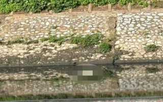 Tá hoả phát hiện thi thể người đàn ông trên sông Tô Lịch