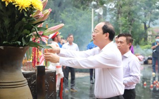 Đoàn công tác TP HCM dâng hương tưởng niệm các anh hùng liệt sĩ ở Côn Đảo