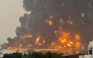 Điểm nóng xung đột ngày 21-7: Israel lần đầu đánh trực diện Houthi, cảng Yemen rực lửa