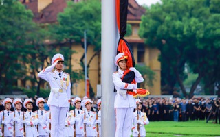 VIDEO: Nghi lễ treo cờ rủ Quốc tang Tổng Bí thư Nguyễn Phú Trọng tại Quảng trường Ba Đình