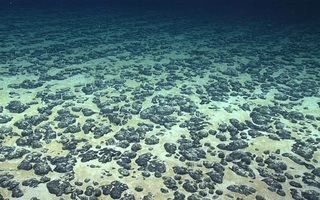 Khối kim loại dưới đáy biển viết lại lịch sử sự sống Trái Đất