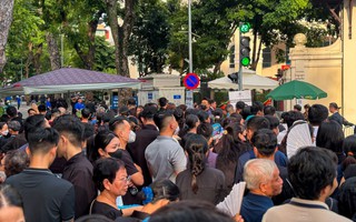 Sáng nay 26-7, hàng ngàn người xếp hàng từ rất sớm vào viếng Tổng Bí thư Nguyễn Phú Trọng