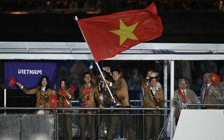 Khai mạc Olympic 2024: Khoảnh khắc quốc kỳ Việt Nam tung bay tại Paris