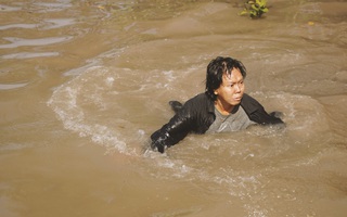 Việt Hương lăn xả "vớt xác" trên sông
