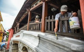 Hội An quét lớp vôi màu nhụ lên thành Chùa Cầu