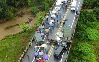 Tai nạn liên hoàn trên cao tốc Nội Bài - Lào Cai, 1 tài xế tử vong, ùn tắc kéo dài