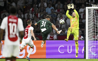 Thủ môn 40 tuổi cản 5 quả 11m, Ajax hạ Panathinaikos sau 34 lượt sút