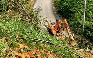 Mưa lớn, sườn núi đổ sập xuống chia cắt quốc lộ nối 2 tỉnh Điện Biên và Lai Châu