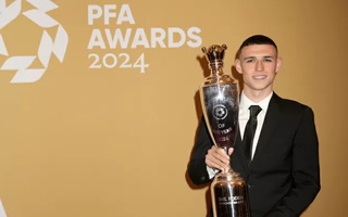 Phil Foden được đồng nghiệp vinh danh, nhận đủ hat-trick danh hiệu