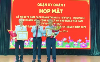 Quận 1 trao huy hiệu Đảng cho 172 đảng viên