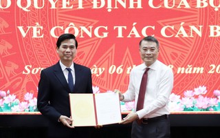 Ông Lê Minh Hưng trao quyết định của Bộ Chính trị về công tác cán bộ