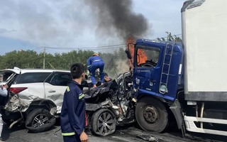 Tai nạn liên hoàn trên cầu Phú Mỹ, ít nhất 2 ô tô bốc cháy