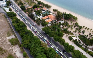 Nha Trang đông nghẹt du khách, ô tô xếp hàng dài trong ngày nghỉ lễ 2-9