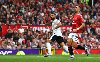 Tuyến giữa phạm liên tiếp sai lầm, Man United thua tan nát Liverpool