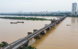 Dừng chạy tàu hỏa qua cầu Long Biên do nước lũ dâng cao, chảy xiết trên sông Hồng