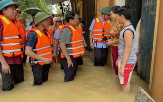 Thủ tướng kiểm tra ứng phó mưa lũ tại xã bị cô lập ở Bắc Giang