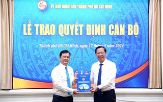 Chủ tịch UBND TP HCM trao quyết định cán bộ