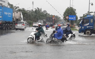 TP HCM mưa dai dẳng từ sáng đến trưa, nhiều tuyến đường bị ngập