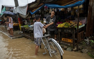 Sắp vào biển Đông, bão Yagi đang hoành hành ở Philippines