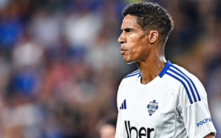 Trung vệ Raphael Varane cân nhắc treo giày vĩnh viễn