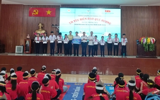 Trao hỗ trợ kinh phí học tập tại cuộc thi “Em yêu biển, đảo quê hương”