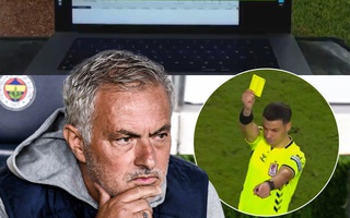 HLV Mourinho mở laptop tố trọng tài giữa trận ở Thổ Nhĩ Kỳ