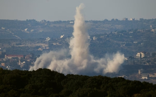 Israel tấn công cảng Yemen, tiếp tục không kích Lebanon