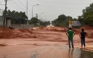 Lũ cát đỏ ồ ạt tràn xuống đường nối Phan Thiết - Mũi Né