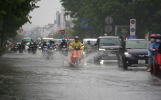 Ảnh hưởng bão số 3: TP HCM và Nam Bộ mưa to, gió giật mạnh