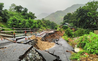 Gần nửa mặt đường Quốc lộ lên huyện biên giới Thanh Hóa bị mưa lũ "nuốt chửng"