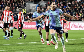 Hạ chủ nhà Brentford, Arsenal áp sát ngôi đầu Ngoại hạng Anh