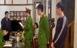 Để học sinh ngồi "nhầm chỗ", cựu trưởng phòng giáo dục bị bắt