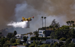 Phi đội xả nước cứu cháy rừng Los Angeles, gió "hiểm" mạnh lên