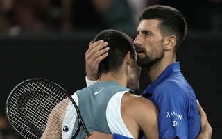 Thắng Alcaraz để vào bán kết, Djokovic vẫn còn nỗi lo ở Giải Úc mở rộng