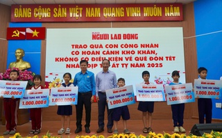 Báo Người Lao Động trao quà, hỗ trợ kinh phí học tập tại quận Phú Nhuận