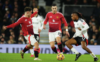 Trung vệ lập công, Man United thoát hiểm tại Craven Cottage