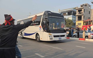 VIDEO: Hàng ngàn người đứng chật hai bên đường hân hoan chào đón các "Chiến binh Sao Vàng"