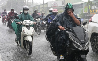 TP HCM bất ngờ mưa lớn, sấm chớp ầm ầm