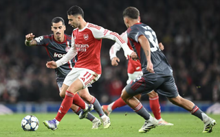 Arsenal "đại phá" Olympiakos, bay cao Top 5 Champions League