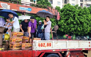VIDEO: "Biển nước" vây quanh chung cư, dân phải di chuyển bằng xe cẩu tự hành