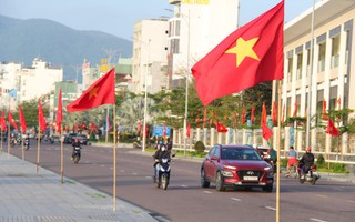 Báo Người Lao Động trao 2.500 lá cờ Tổ quốc chào mừng Đại hội Đảng bộ tỉnh Gia Lai