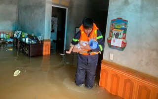 Lũ cuồn cuộn dâng trên sông, hàng trăm hộ dân trắng đêm thấp thỏm canh nước lên