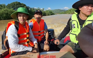 VIDEO: Vượt lũ dữ trên sông Thương, cứu trợ khẩn cấp bà con Bố Hạ - Bắc Ninh