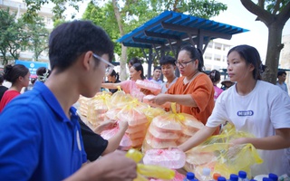 Trường ĐH Sư phạm Thái Nguyên nói gì về thông tin "ngăn cứu trợ để bán cơm căng tin cho sinh viên"?