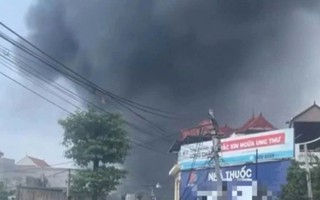 VIDEO: Sau tiếng nổ lớn, lửa khói bao trùm công ty, một người tử vong