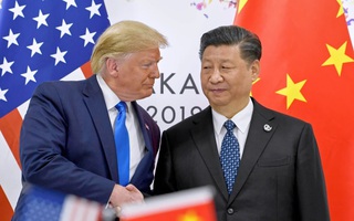 Tổng thống Donald Trump đe dọa áp thêm thuế 100% lên hàng Trung Quốc