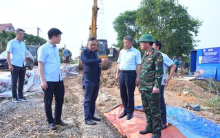 Chủ tịch UBND TP Hà Nội Trần Sỹ Thanh thị sát vùng ngập do lũ