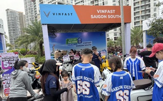 Cuối tuần nhộn nhịp đổi xe xăng sang xe điện