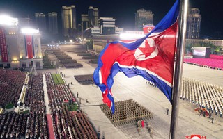 Chùm ảnh: Triều Tiên duyệt binh trong đêm kỷ niệm 80 năm ngày thành lập Đảng Lao động