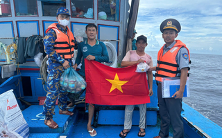 Sắc đỏ thiêng liêng giữa biển